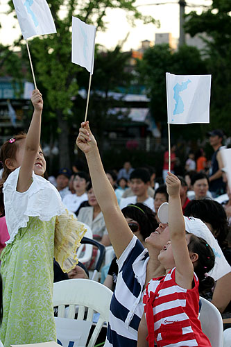 '누가 누가 더 높이 올리나~' 아이들은 나름대로 통일노래자랑을 즐기는 모습이다.[사진-통일뉴스 김주영 기자]