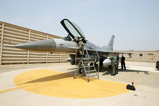 19일 미 공군 유럽사령부 31전투비행단 소속 555전투비행대대 F16 전투기가 군산 미공군기지에 전개된 가운데 F16전투기가 미 공군기지 내 주기장에서 전투기 점검이 한창이다. [사진-통일뉴스 김주영 기자]