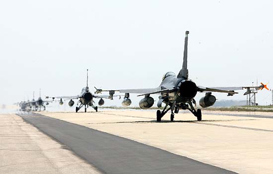 당초 9시경 미 공군기지에 도착할 예정이던 F16전투기는 기상여건으로 인해 오후 1시20분경 배치됐다. 군산 미 공군기지 활주로에 줄이어 착륙하는 F16전투기들. [사진-통일뉴스 김주영 기자]