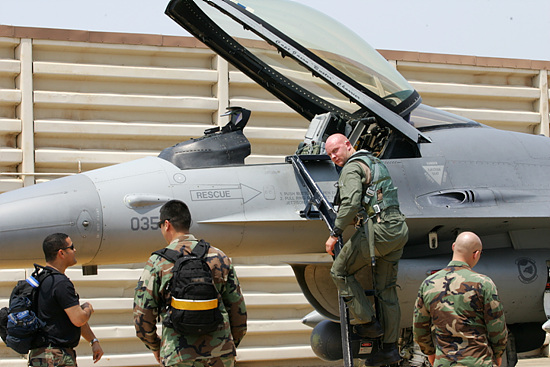 주기장에 들어선 F16전투기에서 내려오는 조종사.[사진-통일뉴스 김주영 기자]