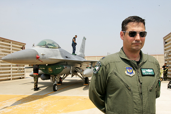 555전투비행대대 소속 클레이 홀 대대장이 F16전투기 앞에서 취재진과 인터뷰를 진행하고 있다. [사진-통이뉴스 김주영 기자]