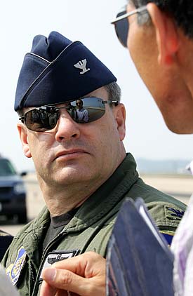 미7공군 제8전투비행단 스톰 톰슨이 취재진의 질문에 답하기 위해 미7군 51전투비행단 이정근 공보관의 통역을 듣고 있다. [사진-통일뉴스 김주영 기자]