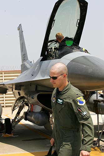 착륙 후 점검이 한장인 F16전투기 앞으로 미군병사가 지나가고 있다.[사진-통일뉴스 김주영 기자]