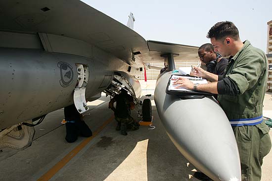 F16전투기의 점검일지를 작성하는 미군병사들. [사진-통일뉴스 김주영 기자]