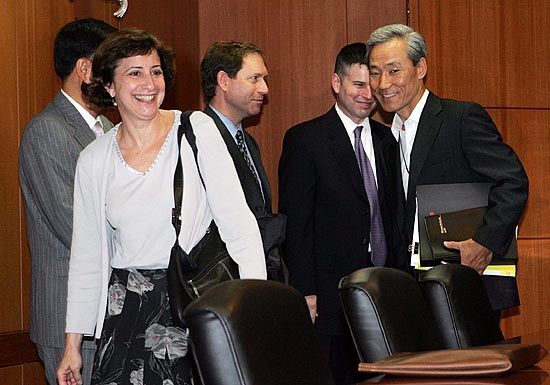 21일 외교부청사에서 '한미FTA 추가협상'이 열린 가운데 웬디 커틀러 미측 수석대표와 한국측 김종훈 수석대표가 협상장 안으로 들어서고 있다 ⓒ사진공동취재단