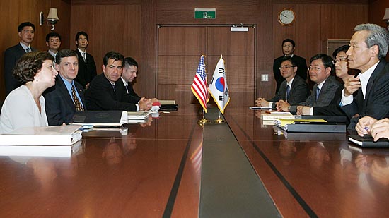 협상에 앞서 환담을 나누는 양측 대표단. ⓒ사진공동취재단