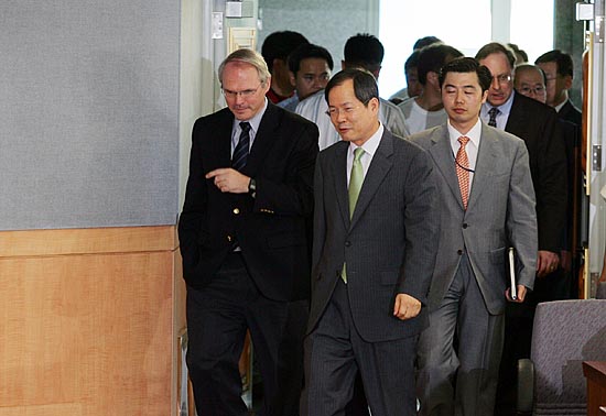 22일 오후 4시 서울 도렴동 외교부청사 국제회의장에서 크리스토퍼 힐 미 국무부 동아태 차관보가 방북결과를 보고하는 기자회견을 열었다. 기자회견장 안으로 들어서는 힐 차관보와 천영우 한반도 평화교섭본부장. [사진-통일뉴스 김주영 기자]