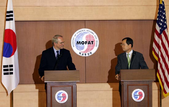 기자회견을 마치고 이어진 취재진의 질문에 힐 차관보와 천영우 본부장이 대화를 나누고 있다. [사진-통일뉴스 김주영 기자]