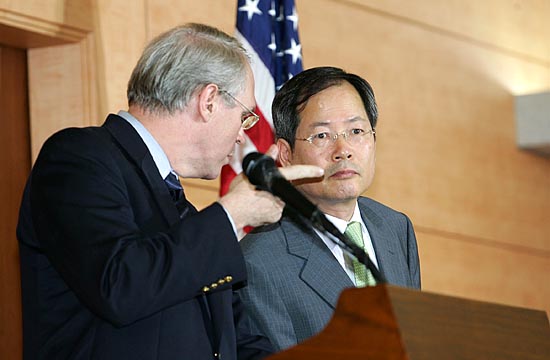 대화나누는 힐 차관보와 천영우 본부장. [사진-통일뉴스 김주영 기자]