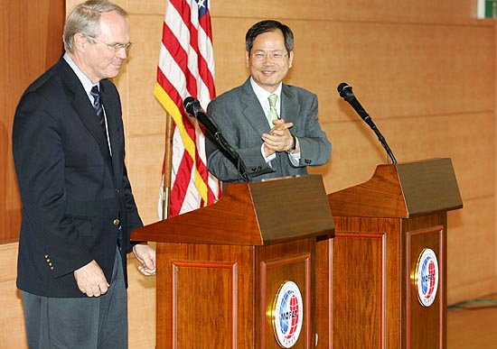 천영우 한반도 평화교섭본부장이 방북을 마치고 온 힐 차관보에게 '박수를 보내자'고 말하고 있다.[사진-통일뉴스 김주영 기자]