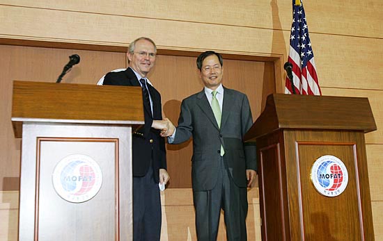 기자회견을 마치고 악수하는 힐 차관보와 천영우 본부장. [사진-통일뉴스 김주영 기자]