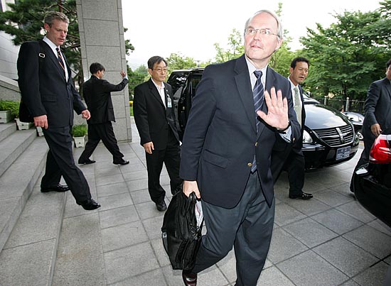 힐 차관보가 기자회견을 마치고 외교부청사를 나가며 취재진을 향해 손을 흔들고 있다. [사진-통일뉴스 김주영 기자]