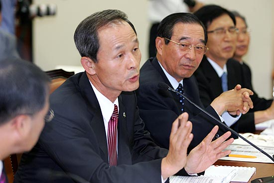 김장수 국방부장관이 환노위 소속 의원들의 질문에 답변하고 있다.[사진-통일뉴스 김주영 기자]