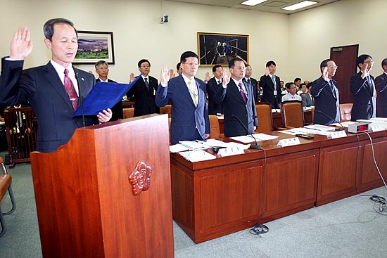 국방부 청문회에 출석한 윤장수 국방부장관을 비롯한 국방부 관계자들이 증인선서를 하고 있다.[사진-통일뉴스 김주영 기자]
