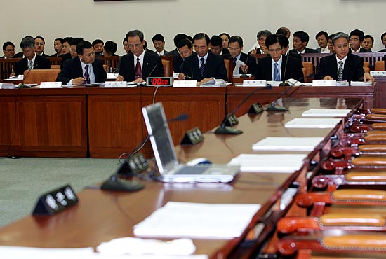 25일 오전 국회 환경노동위원회 국방부 청문회가 열리기 앞서 미리 회의실에 출석한 국방부 관계자들이 답변자료를 검토하고 있다. [사진-통일뉴스 김주영 기자]