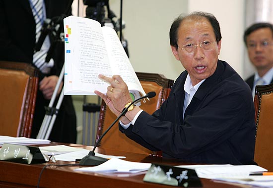 전.현직 국방부 장관에게 질문하는 민주노동당 단병호 의원. 단병호 의원은 이날 청문회에서 전체 66개 반환기지의 전체면적에 대한 환경오염 치유비용이 최소 15조원으로 추정된다고 주장했다. [사진-통일뉴스 김주영 기자]