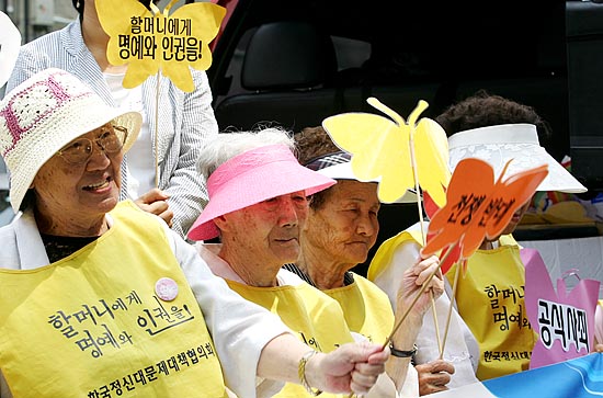 26일 미 하원 외교위원회가 일본군 '위안부'결의안을 통과시킨 가운데 27일 오전 10시 서울 종로구 일본대사관 앞에서 정대협 할머니들이 일본당국이 결의안 통과를 즉각 수용할 것을 요구하는 기자회견을 열었다. [사진-통일뉴스 김주영 기자]