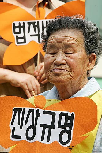 고령의 나이에 오랜 세월 수요시위를 진행해온 할머니들의 얼굴엔 피로감이 묻어난다.[사진-통일뉴스 김주영 기자]