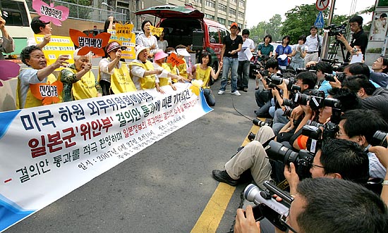 이날 기자회견에는 많은 취재진이 몰려 결의안 통과에 따른 정대협 할머니들의 모습을 취재했다. [사진-통일뉴스 김주영 기자]