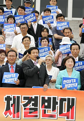 열린우리당 신기남 의원이 동료 의원들의 참여를 독려하는 발언을 하고 있다. [사진-통일뉴스 김주영 기자]