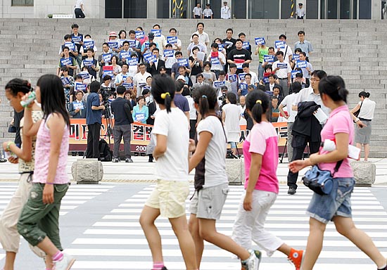 '국회 본청 앞 이런 풍경도?' 국회 견학을 나온 학생들이 시국선언 현장을 바라보고 있다. [사진-통일뉴스 김주영 기자]