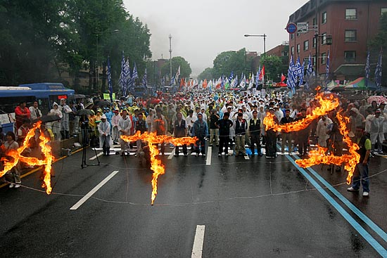 불타오르는 한미'FTA'. 29일 오후 서울 대학로 마로니에 공원 앞에서 1만여 노동자가 참가한 가운데 '6월 총력투쟁 승리 전국노동자 대회'에서 대형 FTA 글자에 불이 붙었다. [사진-통일뉴스 김주영 기자]