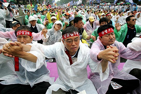 함께 손을 잡고 '한미FTA체결저지'를 외치는 노동자들. [사진-통일뉴스 김주영 기자]