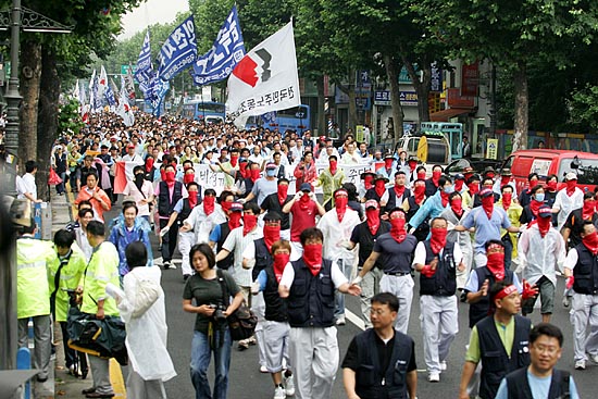 1만여 민주노총 노동자들이 대학로부터 광화문 사거리 앞까지 행진을 벌였다.  [사진-통일뉴스 김주영 기자]