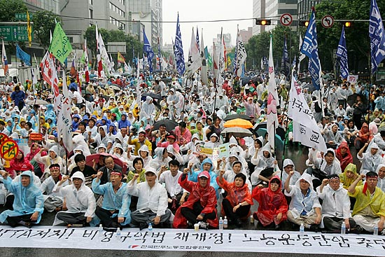노동자 대오와 합류한 청년학생, 농민, 빈민 대오가 종로1가 종로구청 진입로 앞 8차선 도로에 집결해 '한미FTA체결저지총궐기'를 개최했다. [사진-통일뉴스 김주영 기자]