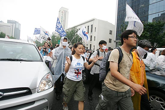 참가자들이 '한미FTA저지총궐기대회'를 마치고  광화문 프레스센터 앞 도로를 기습점거하고 있다. [사진-통일뉴스 김주영 기자]