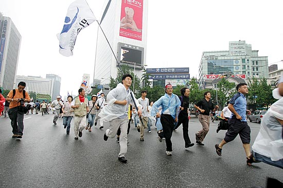 미대사관으로 진출하기 위해 광화문 사거리로 향하는 참가자들. [사진-통일뉴스 김주영 기자]