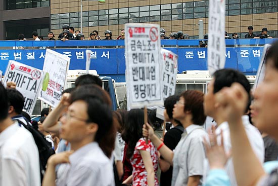 광화문 사거리에서 경찰병력에 막힌 시위대오가 길을 열것을 요구하며 항의하고 있다. [사진-통일뉴스 김주영 기자]