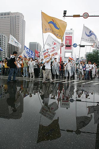 참가자들이 미대사관으로 향하는 8차선도로 앞이 경찰병력에 의해 막히자 잠시 대열을 정돈하고 있다. [사진-통일뉴스 김주영 기자]