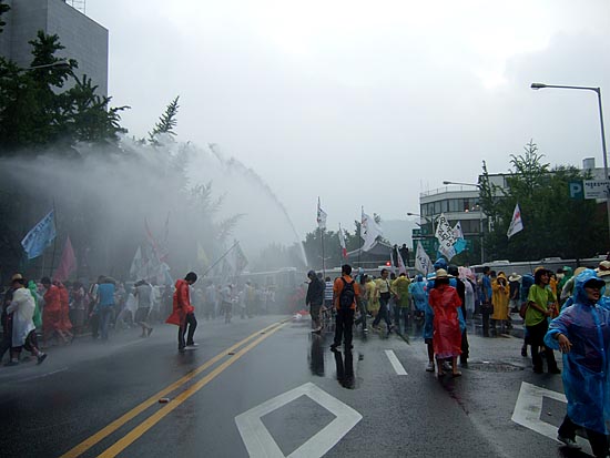 오후 6시 30분경 2천여 참가자들이 안국동으로 진입해 광화문 미대사관으로의 진입을 시도하자 경찰병력이 이를 향해 물대포를 쏘는 등 격렬한 대치가 진행됐다. [사진-통일뉴스 박현범 기자]
