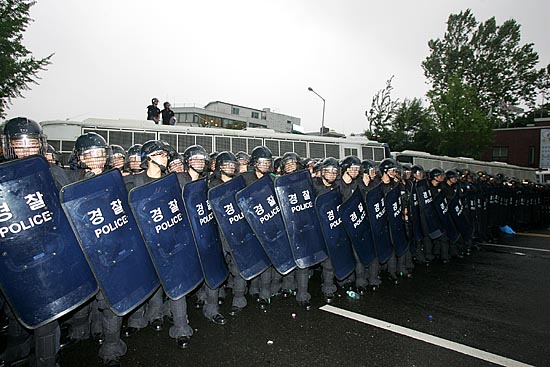 안국동 한국일보사 앞에서 광화문 쪽으로 향하는 진입로를 차단하고 있는 경찰병력. [사진-통일뉴스 김주영 기자]