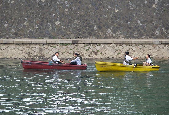 대동강에서 뱃놀이를 즐기는 평양 연인들. [사진-통일뉴스 이계환 기자]