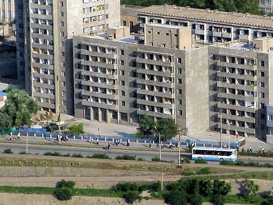 출근길에 서두르는 평양시민들. [사진-통일뉴스 이계환 기자]