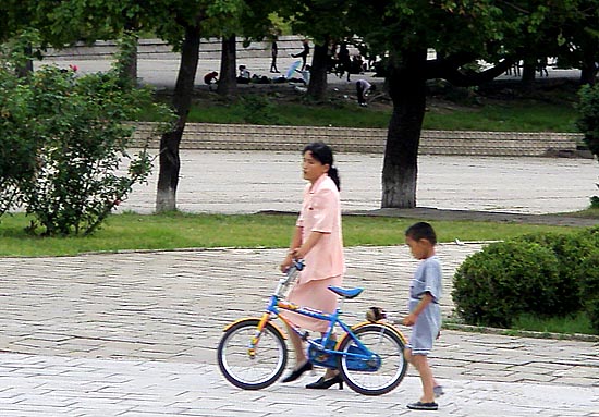 자전거를 끌며 개선문 옆 도로를 지나는 모자(母子) [사진-통일뉴스 이계환 기자]