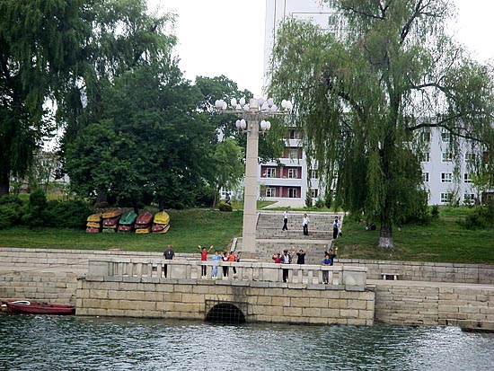대동강에 놀러나온 평양시민들이 유람선을 탄 남측 참관단에게 손을 들어 환영하고 있다. [사진-통일뉴스 이계환 기자]