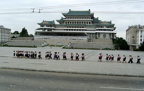 인민대학습당 앞 김일성광장을 지나는 북측 학생들. [사진-통일뉴스 이계환 기자]