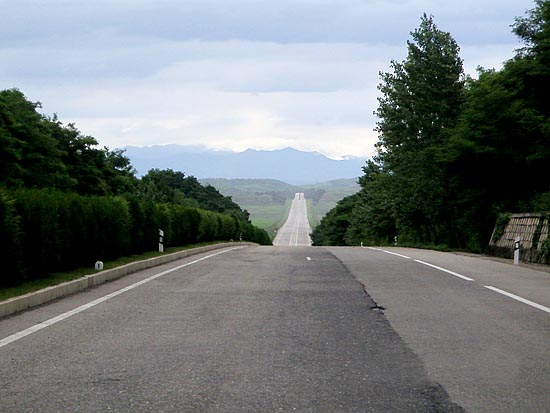 평양에서 묘향산 가는 고속도로. 도로가 일직선으로 뻗어있다. [사진-통일뉴스 이계환 기자]