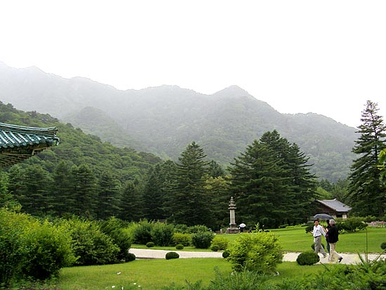 국제친선전람관 전망대에서 바라본 묘향산 전경. [사진-통일뉴스 이계환 기자]