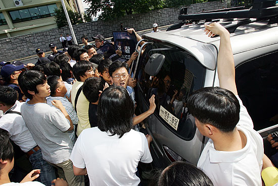 9일 오후 4시경 한미FTA저지범국본이 무기한 '한미FTA비준저지' 비상시국농성장 마련을 위해 천막을 옮기며 경찰과 실랑이를 벌이고 있다. [사진-통일뉴스 김주영 기자]