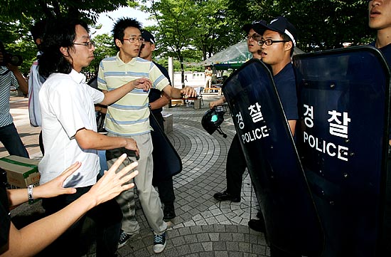 비상시국농성장 천막 설치를 저지하기 위해 경찰병력이 투입되고 있다. [사진-통일뉴스 김주영 기자]