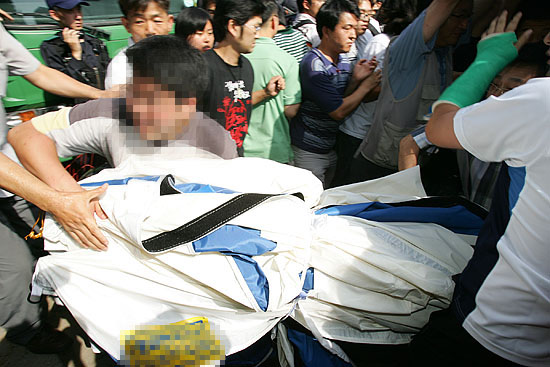 경찰과 실랑이 끝에 차량에서 참가자들이 천막을 빼내고 있다. [사진-통일뉴스 김주영 기자]