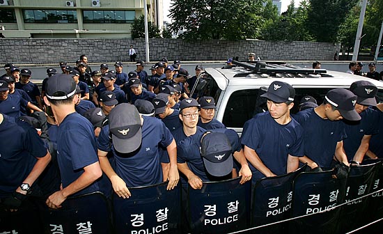 천막을 싣고 있던 민주노동당 차량 진입이 경찰에 봉쇄됐다. [사진-통일뉴스 김주영 기자]