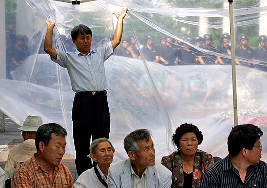 경찰에 둘러싸인채 비상시국농성장 천막이 설치되고 있다. [사진-통일뉴스 김주영 기자]