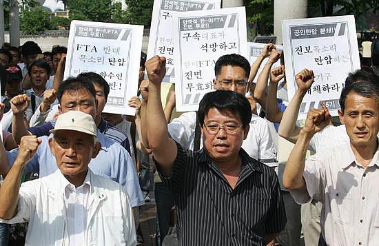 천막농성에 앞서 이날 오후3시 30분경 '오종렬 정광훈 공동대표 석방과 한미FTA비준저지촉구 기자회견'이 열렸다. [사진-통일뉴스 김주영 기자]