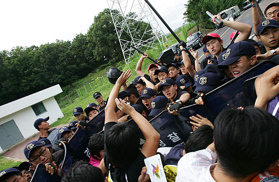 10일 오후3시 10분경 범국본 공동대표 석방과 한미FTA비준저지를 요구하며 활동 중인'한국진보연대 실천단'이 서울구치소 정문 앞에서 두 대표에게 보내는 접견서신을 쓰러가던 중 경찰의 '곤봉세례'를 받고 있다. [사진-통일뉴스 김주영 기자]
