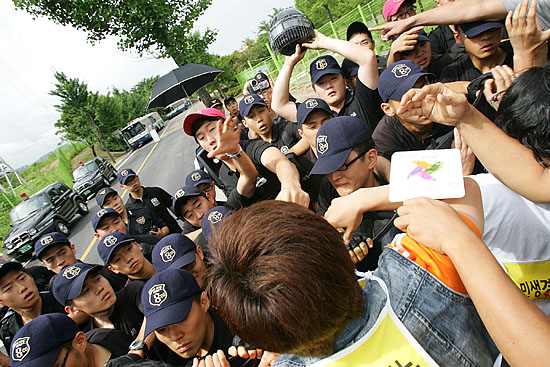 '곤봉이 없으면 화이바로?'[사진-통일뉴스 김주영 기자]